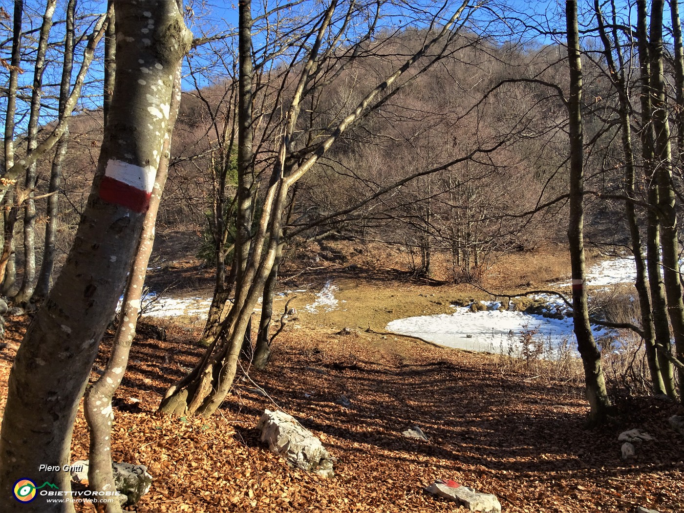 45 Ripassiamo dalla Bocca del Grassello (1390 m) con la pozza ghiacciata.JPG